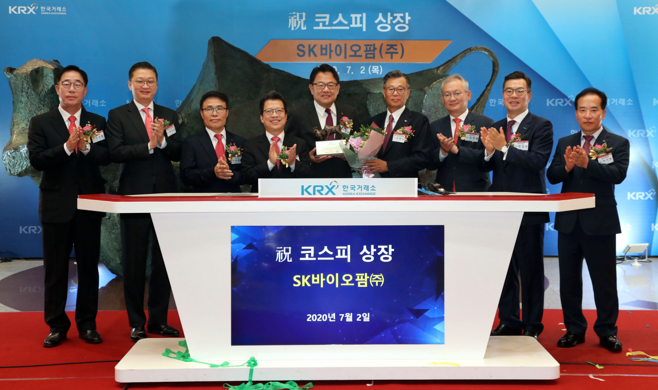 2일 오전 한국거래소 서울 사옥에서 SK바이오팜의 유가증권시장(코스피) 상장 기념식이 진행되고 있다. 왼쪽부터 안상환 한국IR협의회 회장, 박장호 씨티그룹글로벌마켓증권 대표이사, 임재준 한국거래소 유가증권시장본부장, 정지원 한국거래소 이사장, 조정우 SK바이오팜 대표이사, 조대식 SK SUPEX추구협의회 의장, 정영채 NH투자증권 대표이사, 정일문 한국투자증권 대표이사, 이기헌 상장회사협의회 부회장. [한국거래소]