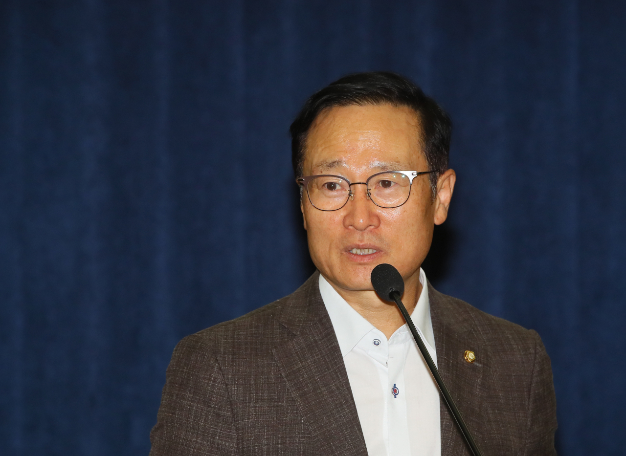 경제를공부하는국회의원들의모임 홍영표 대표가 지난달 국회에서 열린 국가기후위기 그린뉴딜연구회, 경제를공부하는국회의원들의모임, 국가전략포럼 우후죽순 공동주최로 열린 '기후악당에서 기후 선도국가로 :그린뉴딜을 통한 기후위기 대응강화' 정책간담회에서 축사하고 있다. [연합]