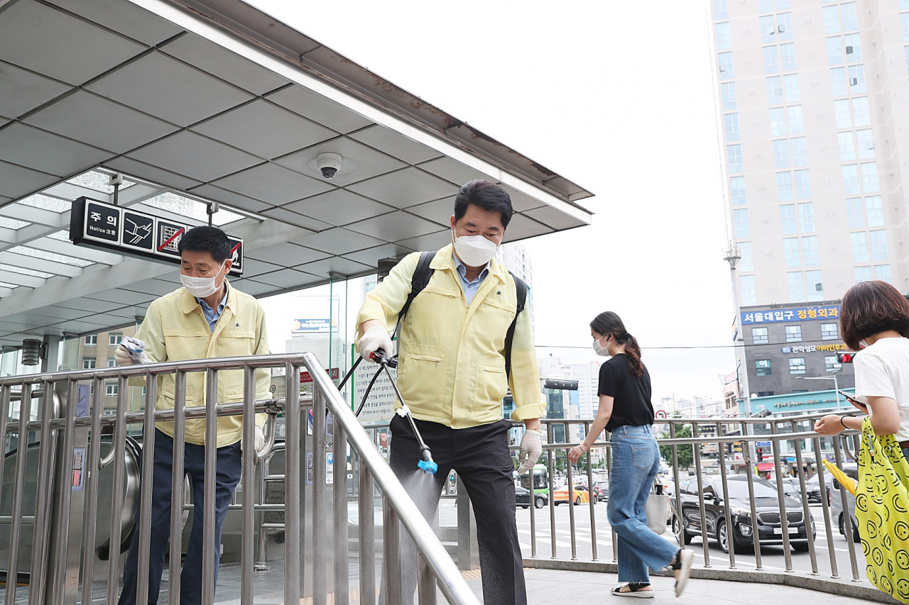 지난 1일 박준희 관악구청장이 출근길 직원들과 함께 방역활동을 하고 있다. [관악구 제공]