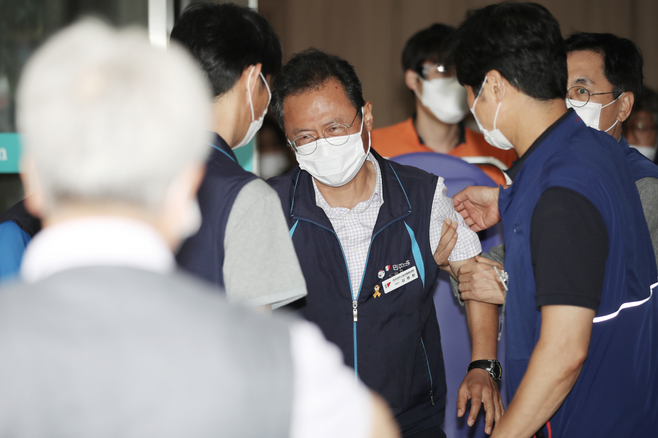 김명환 민주노총 위원장이 지난 1일 오후 서울 중구 민주노총 건물에서 부축받으며 구급차로 향하고 있다. 이날 김 위원장은 중앙집행위원회를 소집해 노사정 합의 참여를 위한 마지막 의견 수렴에 나섰으나 민주노총 비정규직 조합원 등 반대 조직에 의해 노사정 합의는 무산됐다. [연합]