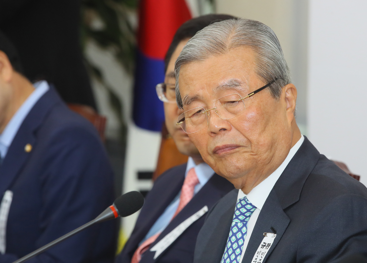 미래통합당 김종인 비상대책위원장이 2일 국회에서 열린 비상대책위원회의에서 굳은 표정을 짓고 있다. [연합]