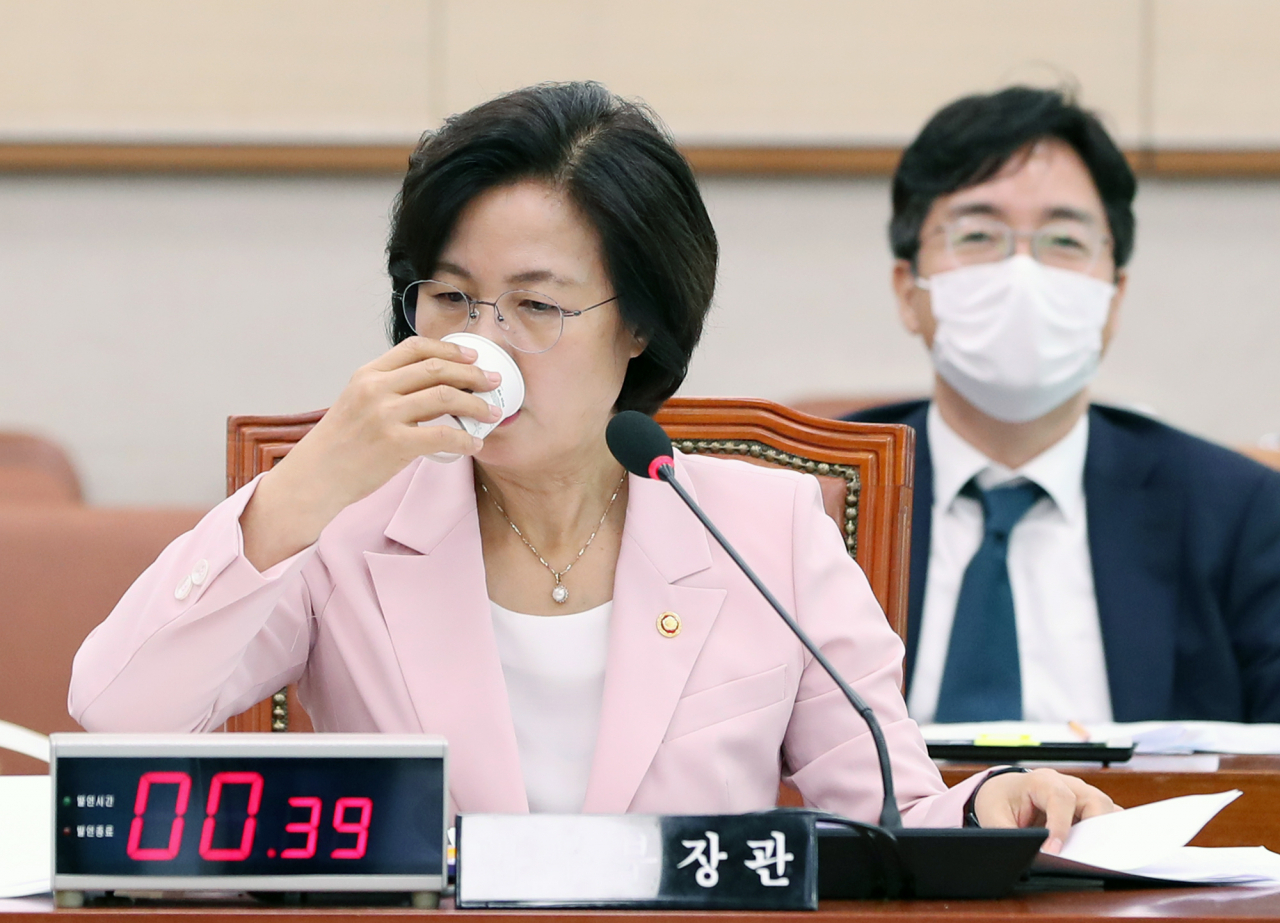추미애 법무부 장관이 1일 오후 국회 법제사법위원회 전체회의에서 물을 마시고 있다. [연합]