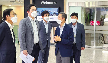 이재용(왼쪽 두번째) 삼성전자 부회장이 지난달 30일 삼성전자의 반도체부문 자회사인 세메스 천안사업장을 찾아 현장경영을 하고 있다. [삼성전자 제공]