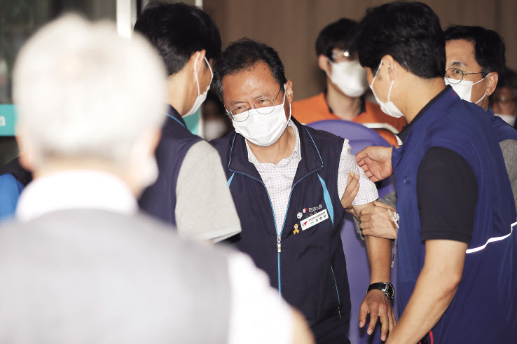 김명환 민주노총 위원장이 지난 1일 오후 서울 중구 민주노총 건물에서 부축받으며 구급차로 향하고 있다. 이날 김 위원장은 중앙집행위원회를 소집해 노사정 합의 참여를 위한 마지막 의견 수렴에 나섰으나 민주노총 비정규직 조합원 등 반대 조직에 의해 노사정 합의는 무산됐다. [연합]