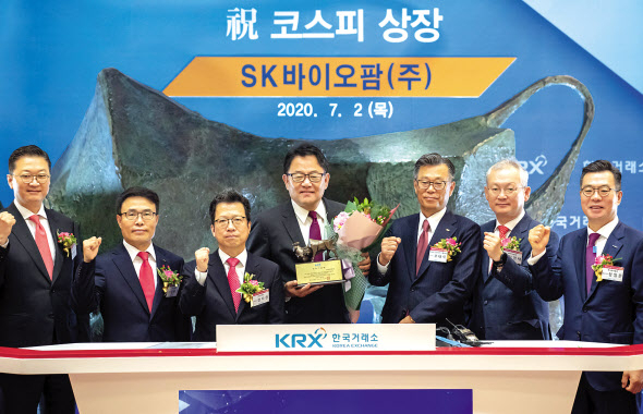 2일 오전 서울 한국거래소에서 열린 SK바이오팜 코스피 신규상장 기념식에서 조정우 SK바이오팜 대표(왼쪽 네 번째)를 비롯한 내빈들이 시초가 확인 후 기념촬영을 하고 있다. [연합]