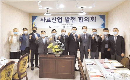 조충훈 사료협회 회장, 안병우 농협사료 대표, 이주명 농식품부 축산정책국장 등 ‘사료산업 발전협의회’ 참석자들이 기념촬영을 하고 있다. [농림축산식품부 제공]