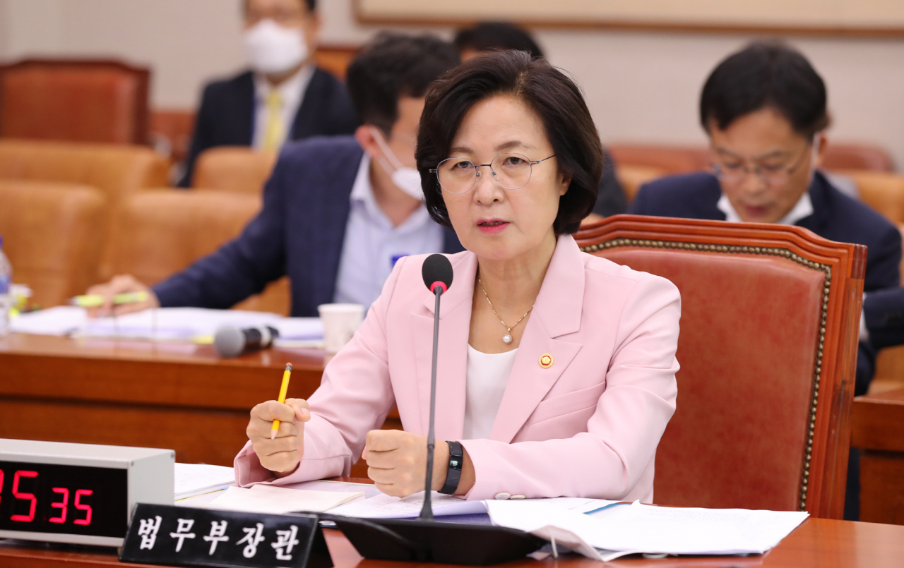 추미애 법무부 장관이 1일 오후 국회 법제사법위원회 전체회의에서 검언유착 의혹 관련 질문에 주먹을 쥐고 단호한 표정으로 답변하고 있다. [연합]