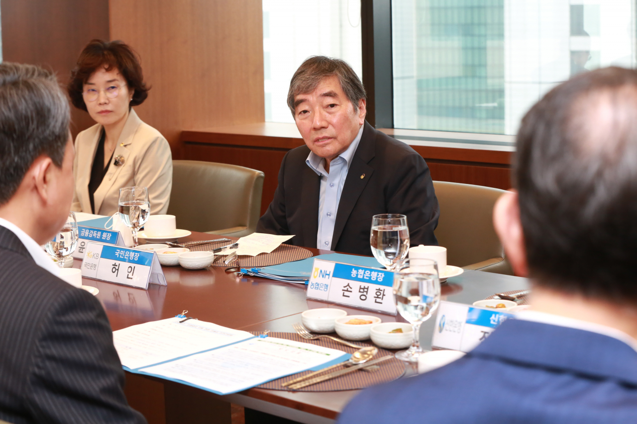 [사진=윤석헌 금융감독원장이 2일 금융권 관계자들과 만나 소상공인, 자영업자 위기관리 지원과 관련해 의견을 나누고 있다.]