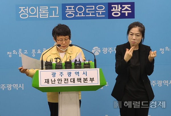 박향 광주시 복지건강국장이 2일 오전 시청 브리핑룸에서 코로나 상황대책을 브리핑하고 있다. /박대성기자