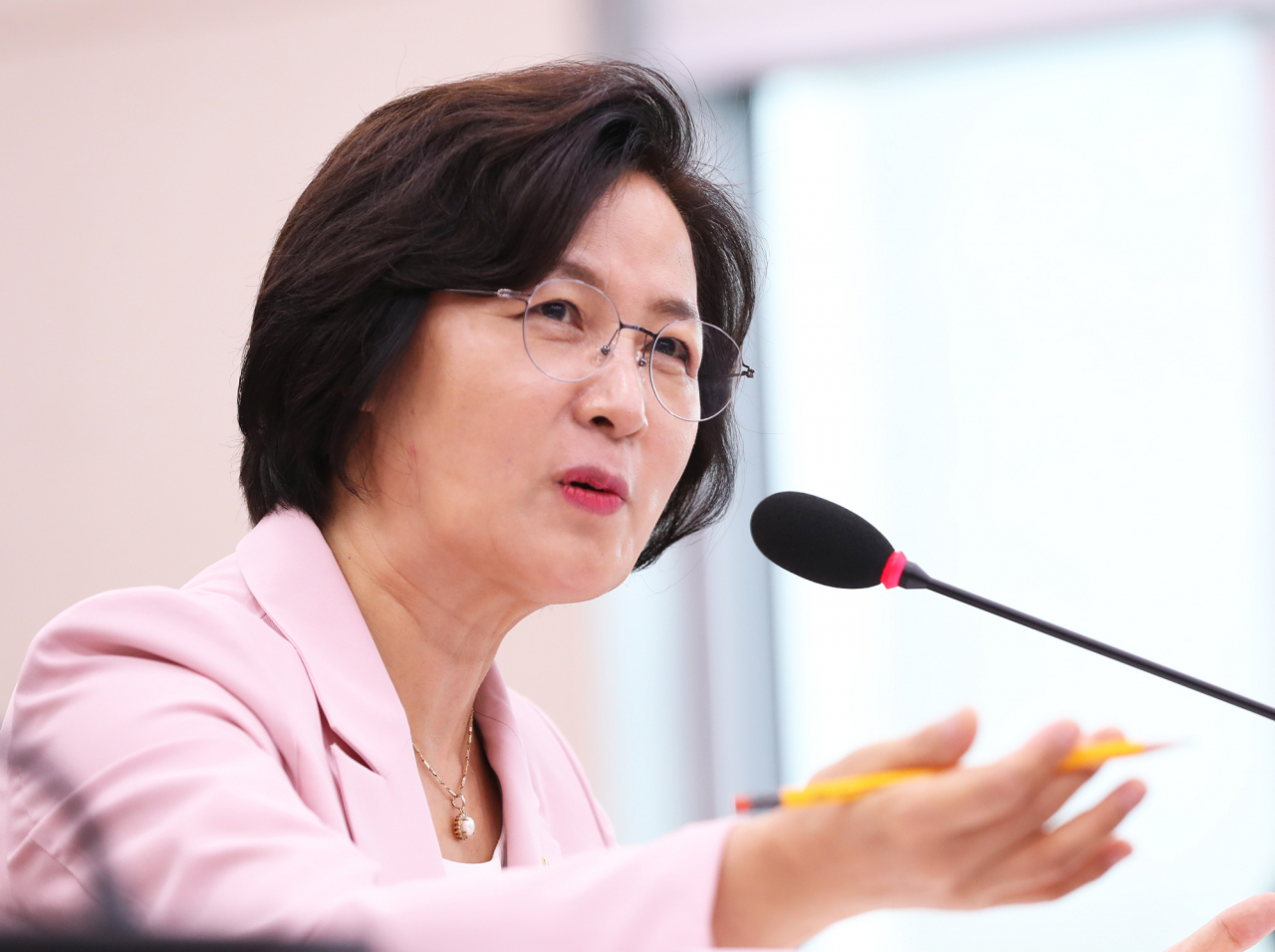 추미애 법무부 장관이 1일 오후 국회 법제사법위원회 전체회의에서 아들 관련 질의에 답변하고 있다. [연합]