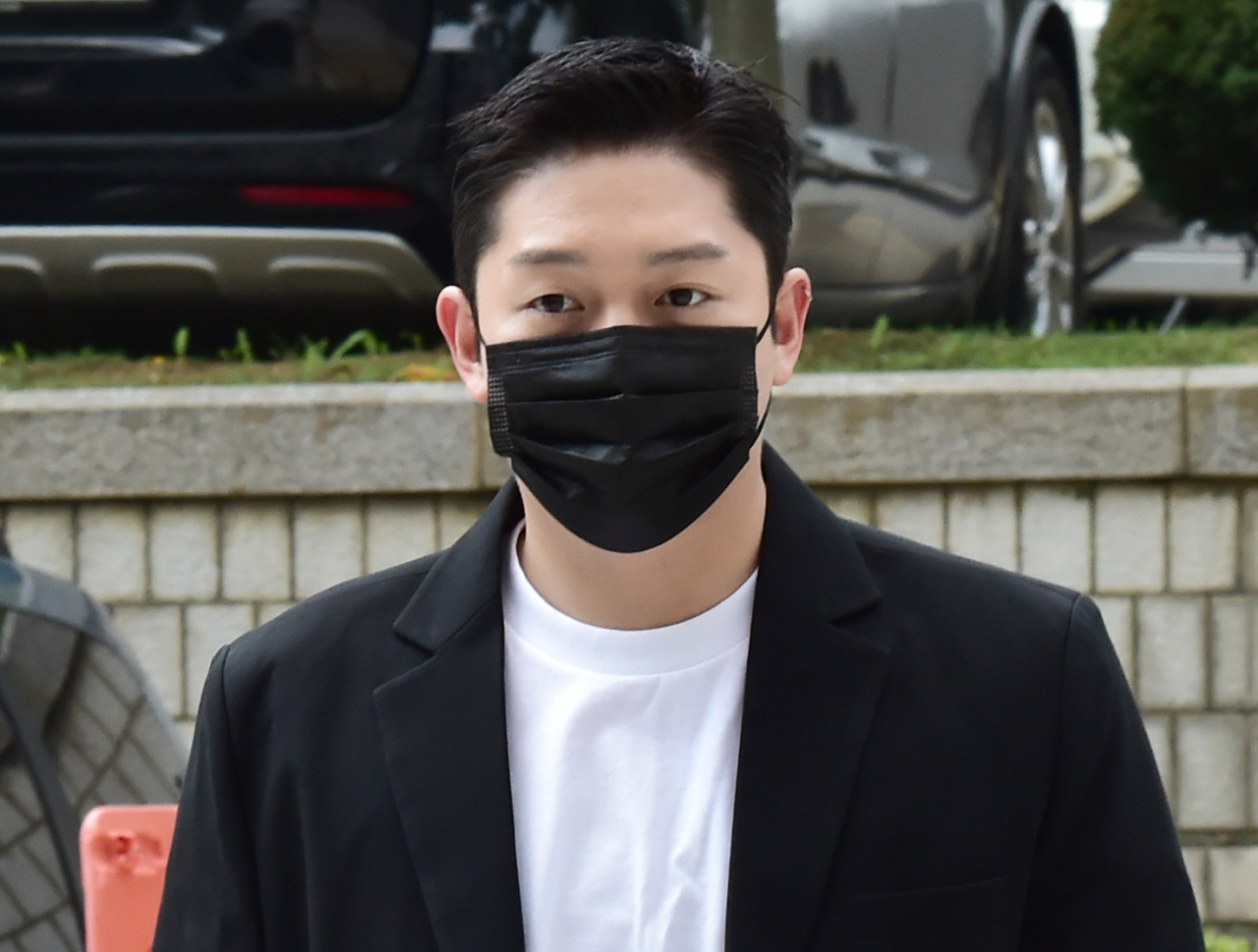 가수 구하라씨를 폭행하고 성관계 동영상을 유포하겠다고 협박한 혐의를 받고 있는 전 남자친구 최종범 씨가 2일 서울 서초구 서울중앙지법에서 열린 항소심 선고공판에 출석하기 위해 법정으로 향하고 있다. 재판부는 이날 최 씨에게 징역 1년을 선고하고 법정구속했다. [연합]