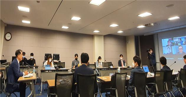 경제발전경험공유사업(KSP) 사업 참석자 전원이 카자흐스탄 현지와 화상회의를 통한 중간보고회를 진행하고 있다. [주택도시보증공사(HUG) 제공]