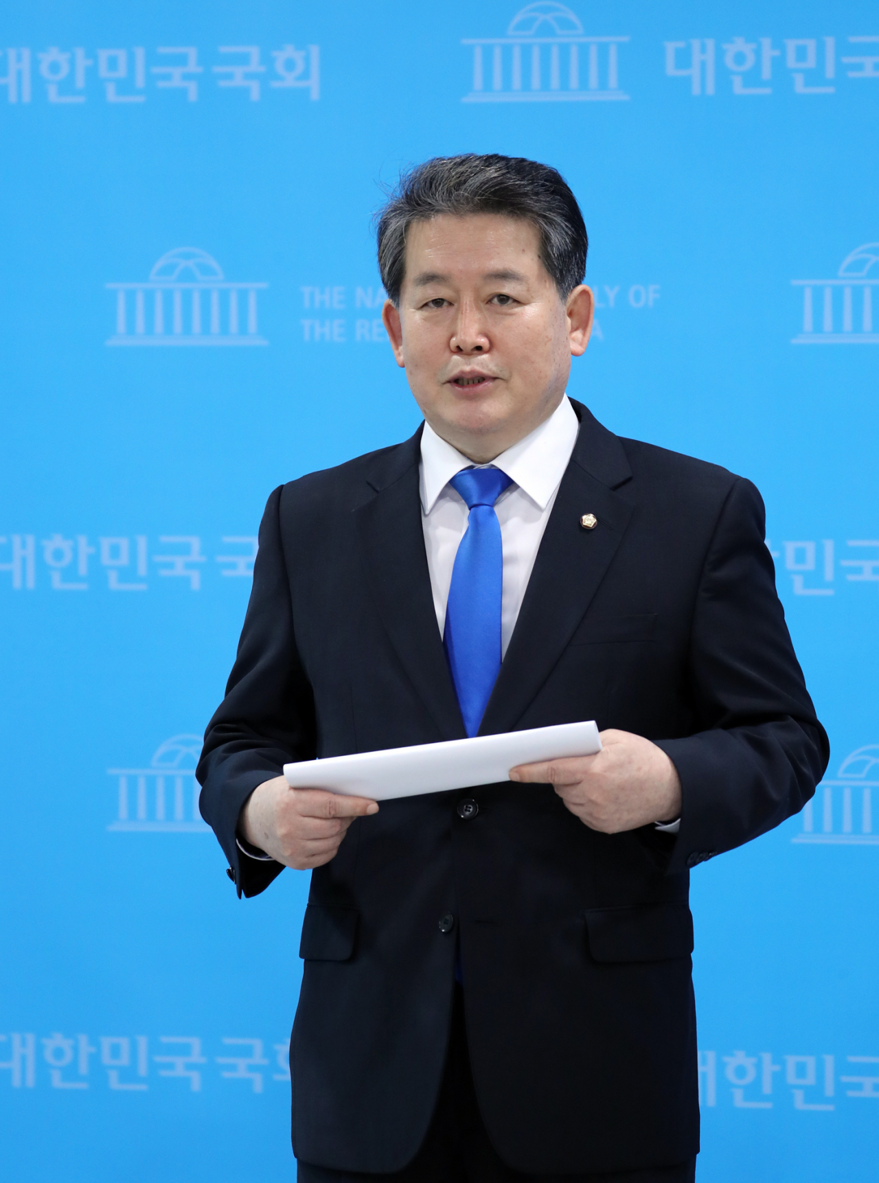 김경협 더불어민주당 의원이 15일 서울 여의도 국회 소통관에서 국회의원 173명 한반도 종전선언 촉구 결의안 발의가 비핵화를 촉진할 것이라고 밝히고 있다. [연합]