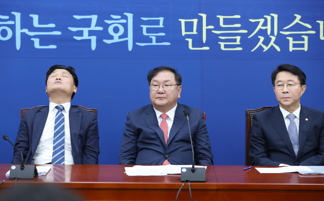 김태년 더불어민주당 원내대표(가운데)와 김영진 원내수석부대표(왼쪽), 조정식 정책위의장이 2일 오전 서울 여의도 국회에서 열린 정책조정회의에서 발언을 듣고 있다. [연합]