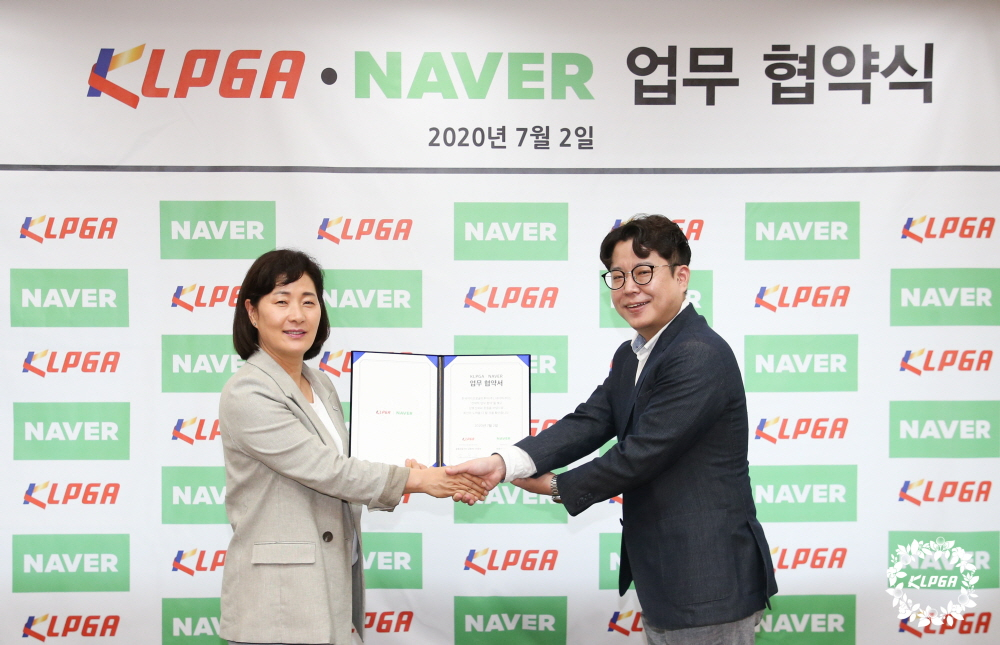 KLPGA와 네이버 업무 협약식에 참석한 KLPGA 김순희 전무이사(왼쪽)와 네이버 김태규 스포츠리더./KLPGA 제공