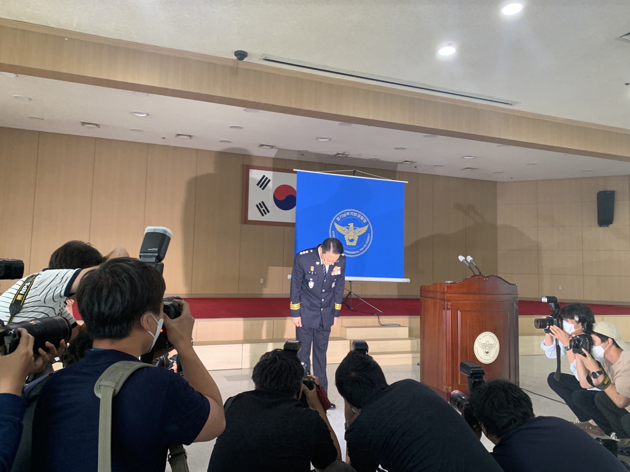 The provincial police agency's chief Bae Yong-ju takes a deep bow at a briefing Thursday as he apologizes to victims of police brutality. (Kim Arin/The Korea Herald)