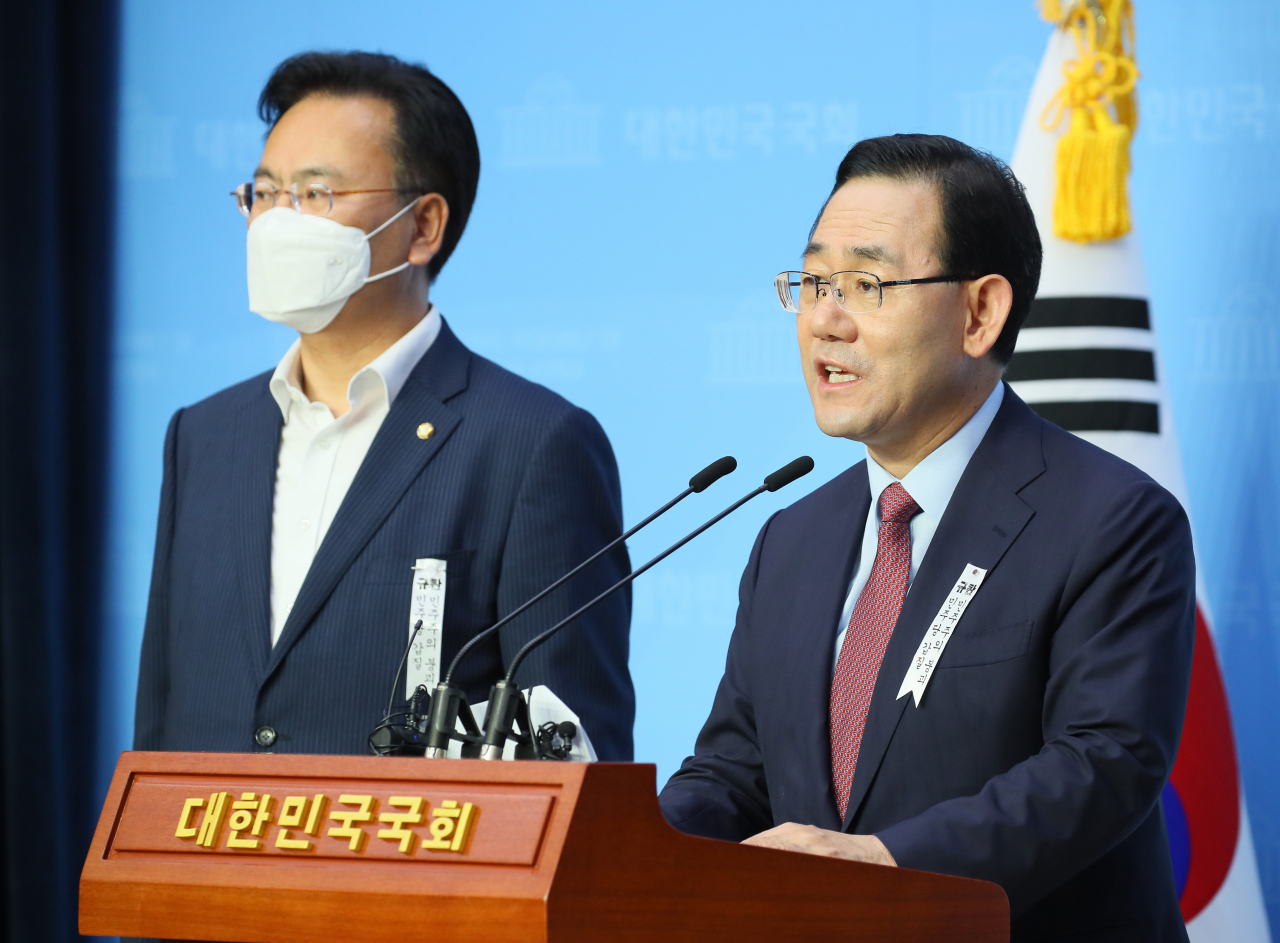 주호영 미래통합당 원내대표가 2일 국회 소통관 기자회견장에서 추미애 법무장관의 해임을 요구하고 있다. 오른쪽부터 주호영, 유상범 의원. [연합]