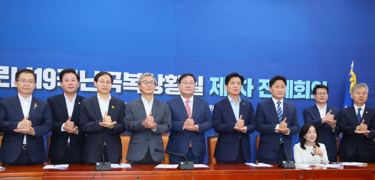 김태년 더불어민주당 원내대표(왼쪽 다섯번째부터), 조승래 상황실장 등 의원들이 2일 국회에서 열린 코로나19 국난극복상황실 제1차 전체회의에서 기념촬영하고 있다. [연합]
