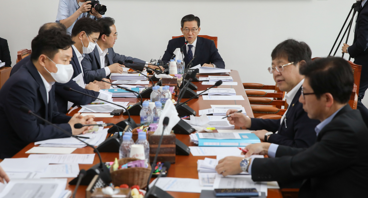 국회 예산결산특위 예산안 조정소위 위원장인 정성호 예결위원장이 2일 국회 예산결산특별위원회 2020년도 제3회 추경예산안등조정소위원회에서 발언하고 있다. [연합]