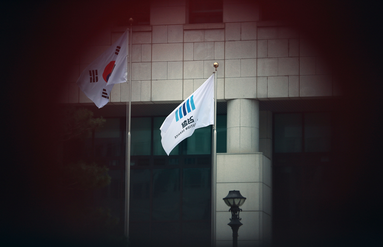 2일 추미애 법무부 장관이 '검언유착 의혹' 수사와 관련해 전문수사자문단 소집 절차를 중단하라며 윤석열 검찰총장에게 수사지휘권을 발동했다. 사진은 이날 오후 서울 서초구 대검찰청 모습. [연합]