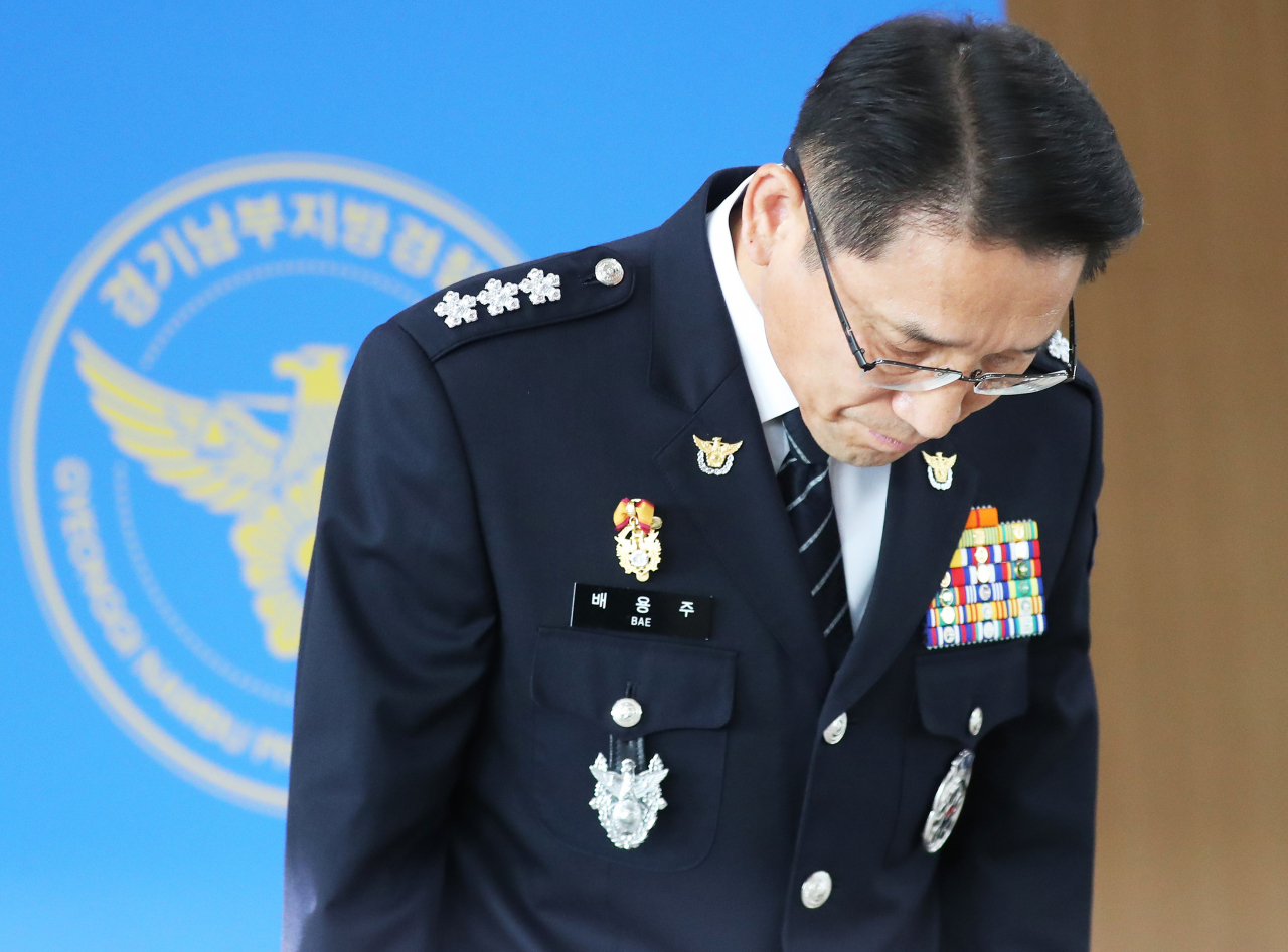 배용주 경기남부지방경찰청장이 2일 오전 경기남부지방경찰청에서 ‘이춘재 연쇄살인 사건’ 수사 결과를 발표하며 피해자, 유가족 등에게 고개 숙여 사과하고 있다. [연합]