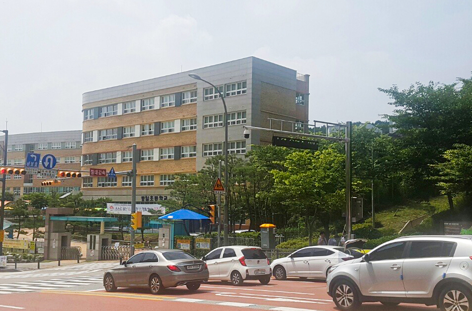 용인 기흥구 중일초 정문 앞에 설치한 CCTV. [용인시 제공]