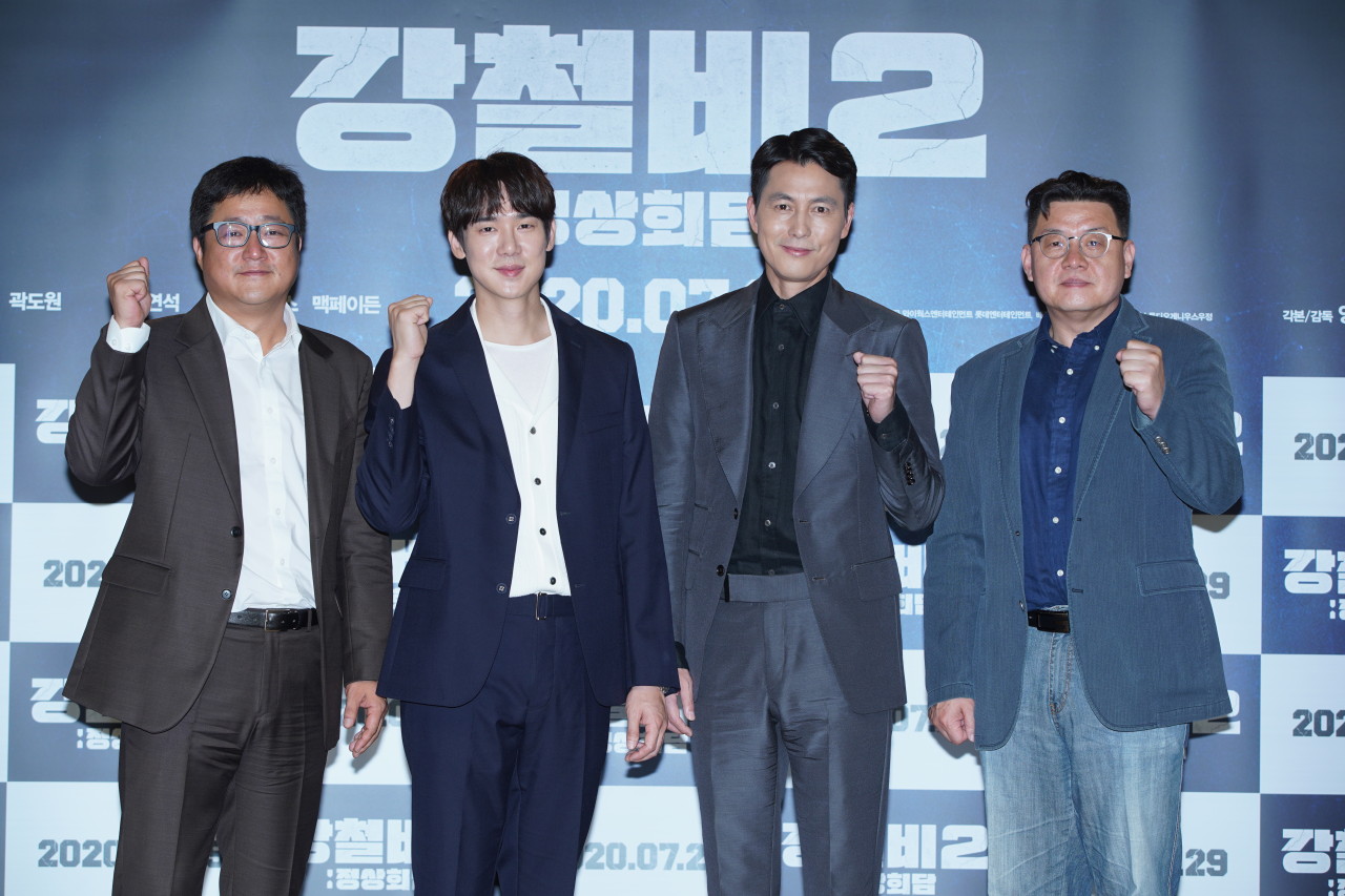 Lead actors of “Steel Rain 2: Summit” (from left) Kwak Do-won, Yoo Yeon-seok and Jung Woo-sung and director Yang Woo-seok pose for pictures during the film’s press conference held on Thursday. (Lotte Entertainment)