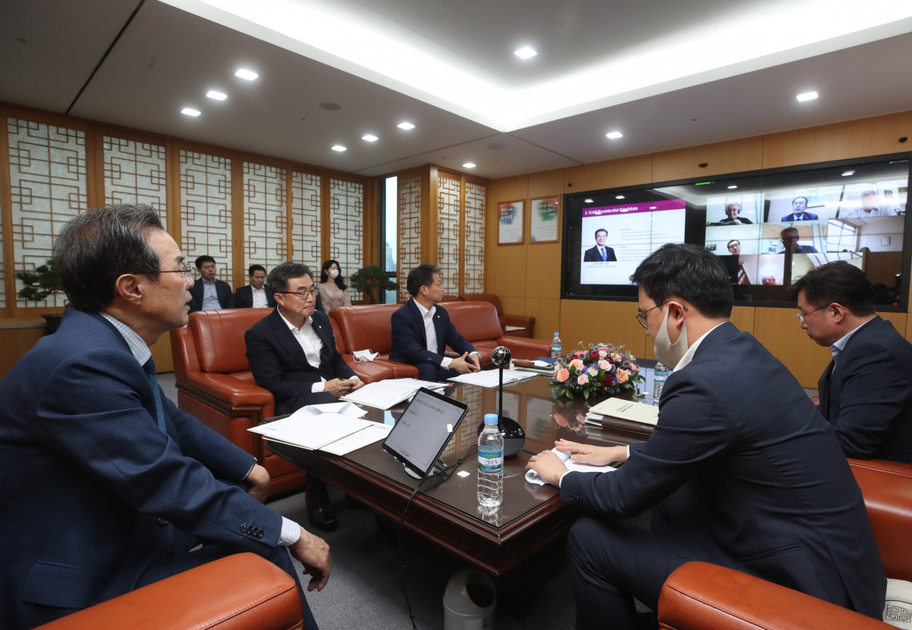 이성희 농협중앙회장(왼쪽)이 1일 밤 농협중앙회 본관 집무실에서 화상회의로 진행된 국제협동조합농업기구(ICAO) 집행위원회에서 발언하고 있다. [농협 제공]