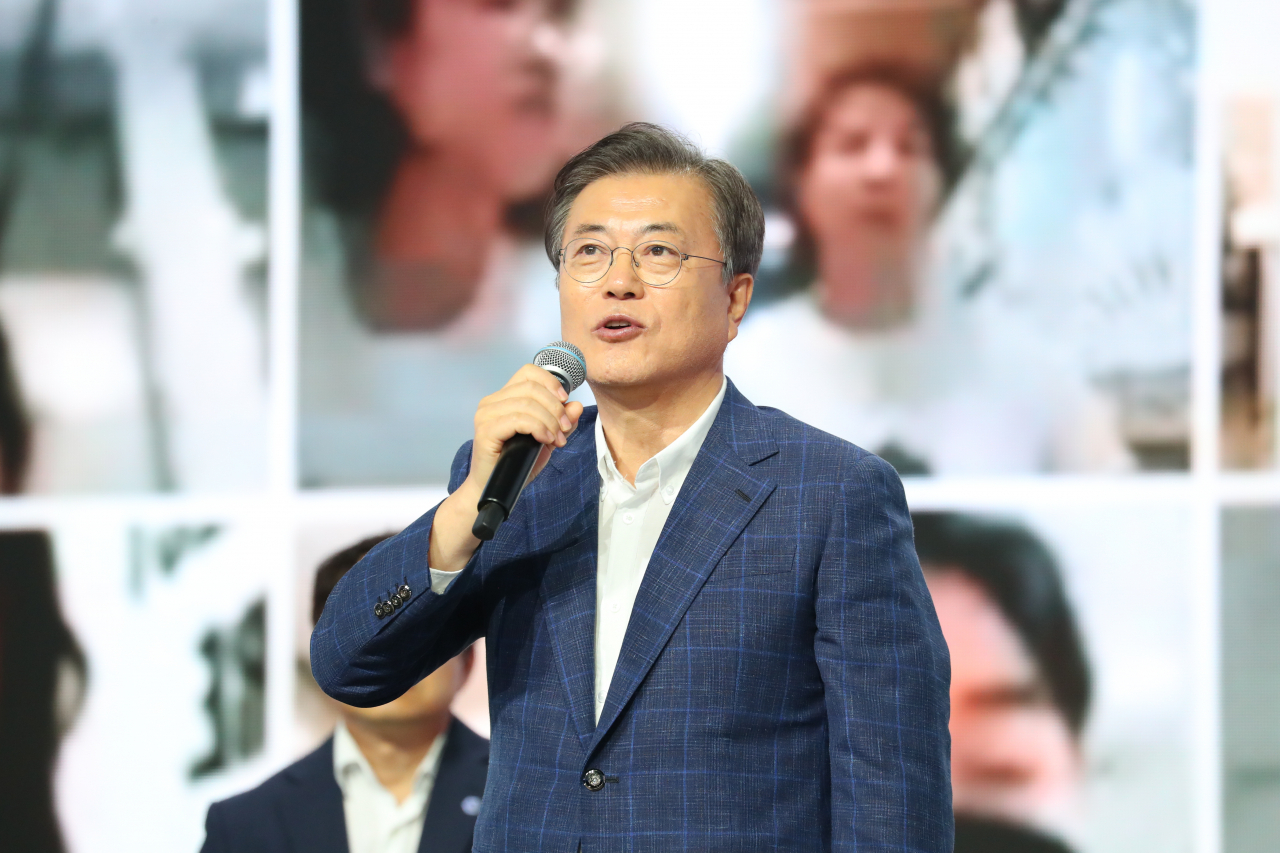 문재인 대통령 2일 서울 송파구 KSPO돔에서 열린 '대한민국 동행세일, 가치삽시다' 행사에 참석, 비대면 현장간담회에서 발언하고 있다. [연합]