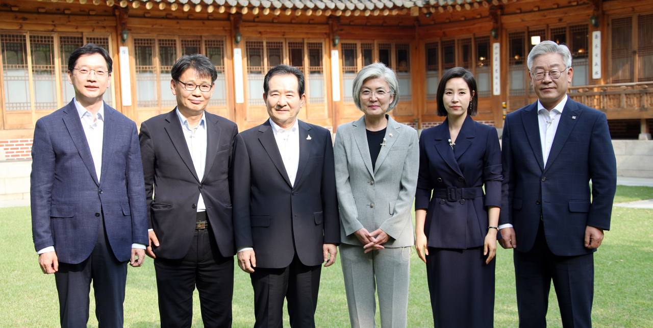 정세균 국무총리가 2일 오후 서울 삼청동 총리공관에서 제10차 목요대화에서 참석자들과 기념촬영 하고 있다. 왼쪽부터 김경수 경남도지사, 김호기 연세대 교수, 정 총리, 강경화 외교부 장관, 박혜진 전 MBC 아나운서, 이재명 경기도지사. [연합]