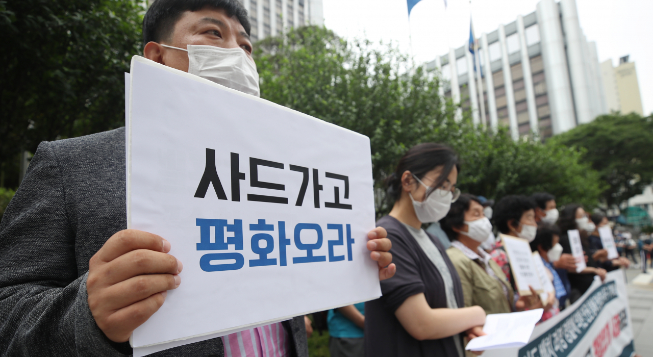사드철회평화회의 등 3개 단체 회원들이 18일 오전 서울 서대문구 경찰청 앞에서 사드(THADD·고고도미사일방어체계) 배치 과정 중 발생한 경찰의 인권침해에 대해 진상조사를 촉구하는 기자회견을 하고 있다. [연합]