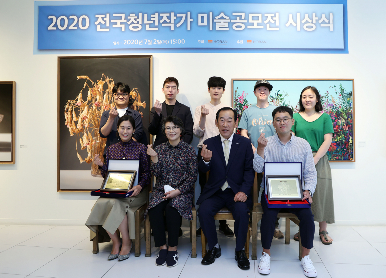 2020 전국청년작가 미술공모전 시상식 단체 사진. (윗줄 왼쪽부터) 선정작가 김춘재, 엄재형, 김 윤, 이상섭, 조혜진 작가, (앞줄 왼쪽부터) 권선영 작가(우수상), 김미진 심사위원장, 윤주봉 남도문화재단 이사장, 오흥배 작가(대상). [남도문화재단 제공]