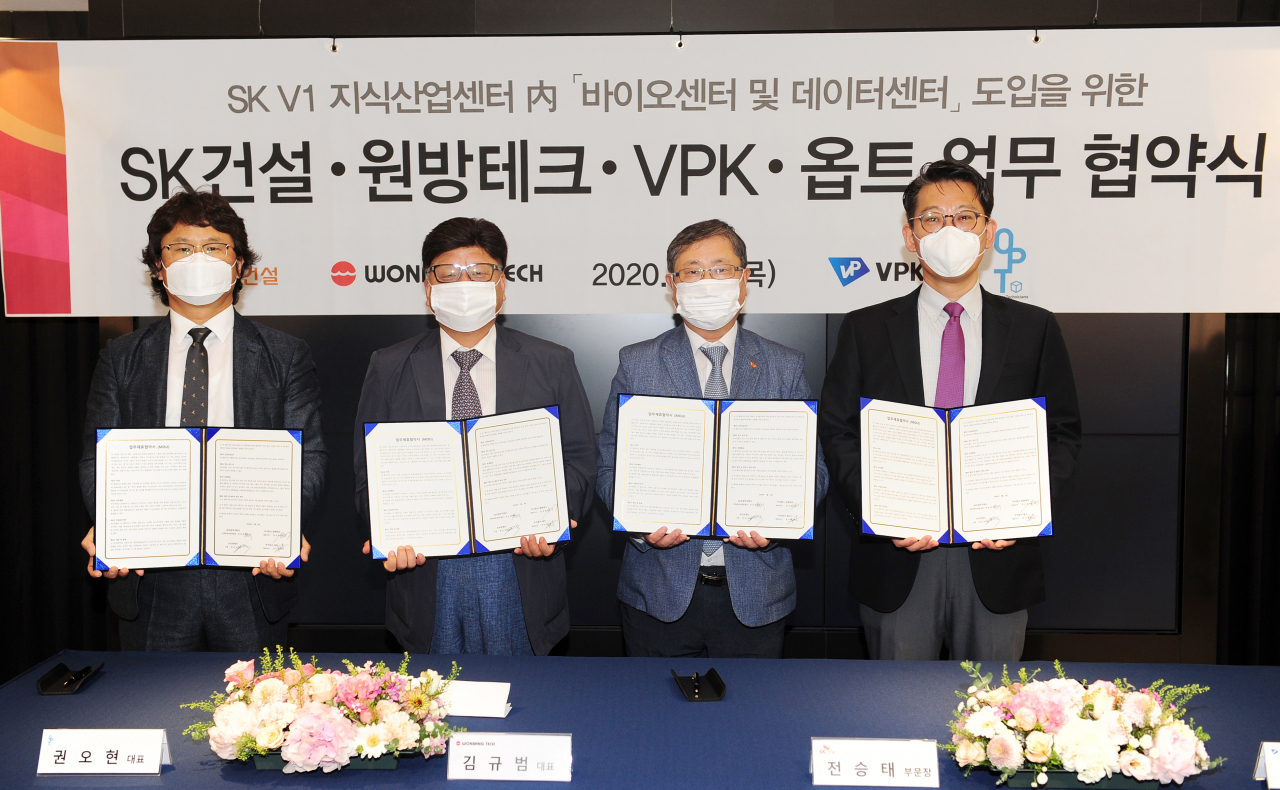 전승태 SK건설 건축주택사업부문장(왼쪽 세번째), 권오현 옵트 대표(왼쪽 첫번째), 김규범 원방테크 대표(왼쪽 두번째), 전인기 VPK 사장(왼쪽 네번째)[SK건설 제공]