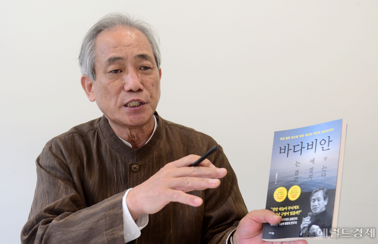 조조와 관우, 카스트로와 체 게바라, 모택동과 주은래 등 역사 속 인물들과 주변의 사례를 통해 성공의 역설을 설명하는 김용전 작가. 이상섭 기자/babtong@heraldcorp.com