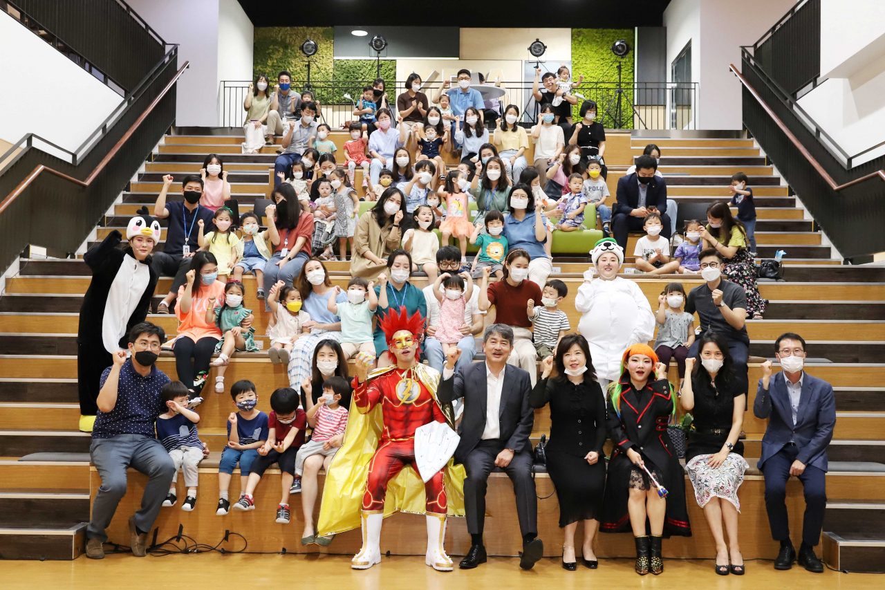 김창섭(앞줄 오른쪽 다섯번째) 한국에너지공단 이사장이 2일 울산 중구 본사 홍보관(NEXTAGE)에서 선보인 창작 뮤지컬 ‘쏠라맨과 펑펑마녀’ 공연이후 출연진과 기념촬영을 하고 있다.［한국에너지공단 제공］