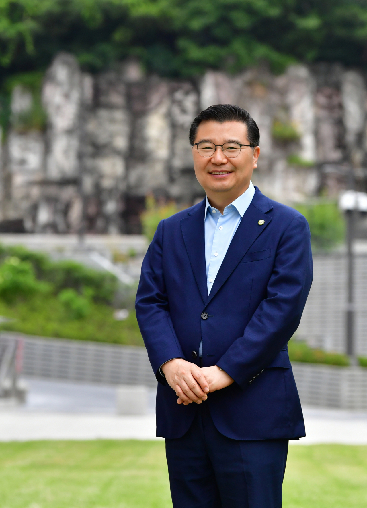 중랑구청 오래된 주차장을 방문객과 구민을 위한 휴식공간으로 바꾼 잔디광장에 선 류경기 구청장. [중랑구 제공]