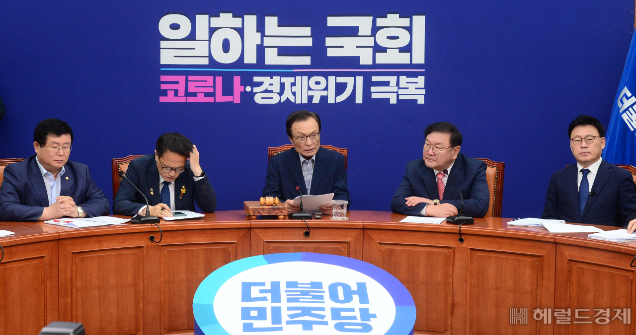 [헤럴드경제=이상섭 기자] 이해찬 더불어민주당 대표가 3일 서울 여의도 국회에서 열린 더불어민주당 최고위원회에서 현안과 관련한 발언을 하고 있다. babtong@heraldcorp.com
