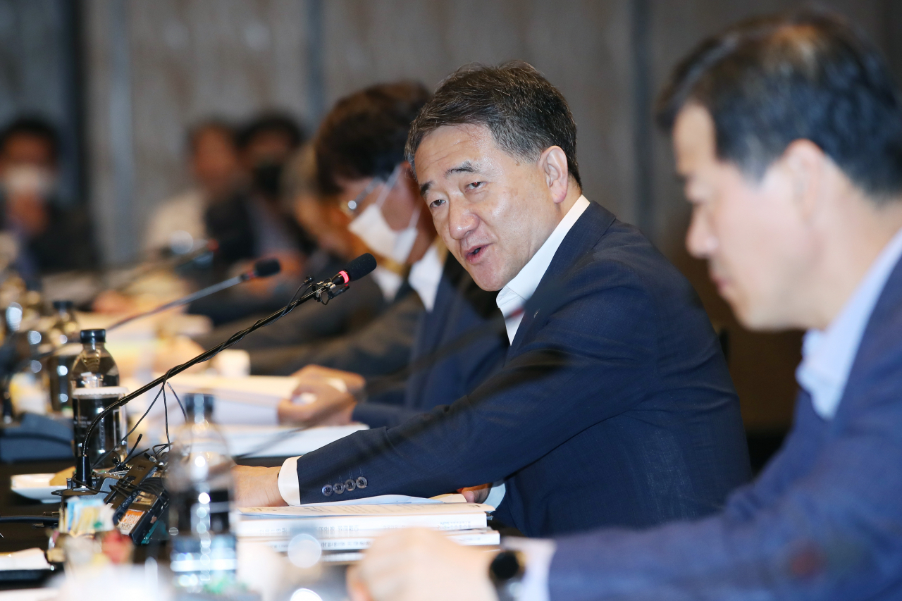 국민연금 기금운용위원회 위원장인 박능후 보건복지부 장관이 3일 오전 서울 종로구 포시즌스호텔에서 열린 '제7차 국민연금 기금운용위원회'에서 인사말을 하고 있다. [연합]