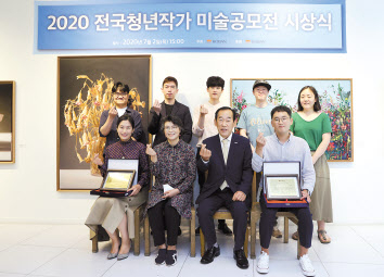 (윗줄 왼쪽부터) 선정작가 김춘재, 엄재형, 김 윤, 이상섭, 조혜진 작가, (앞줄 왼쪽부터) 권선영 작가(우수상), 김미진 심사위원장, 윤주봉 남도문화재단 이사장, 오흥배 작가(대상). [남도문화재단 제공]