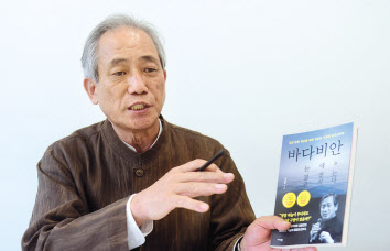 조조와 관우, 카스트로와 체 게바라, 모택동과 주은래 등 역사 속 인물들과 주변의 사례를 통해 성공의 역설을 설명하는 김용전 작가. 이상섭 기자