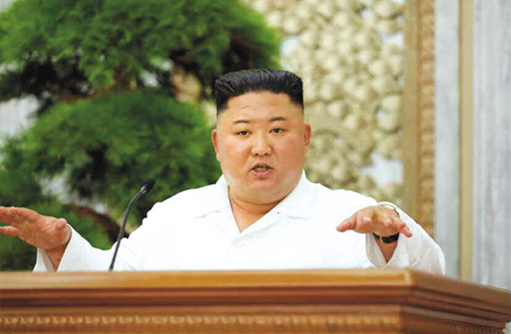 김정은 북한 국무위원장이 당 정치국 확대회의를 주재했다고 3일 노동당 기관지 노동신문이 보도했다. 회의는 전날인 2일 평양 당 중앙위원회 본부청사에서 열렸으며 코로나19 방역 강화 조치와 평양종합병원 건설 역량 강화 방안이 논의됐다고 신문은 전했다. [연합]
