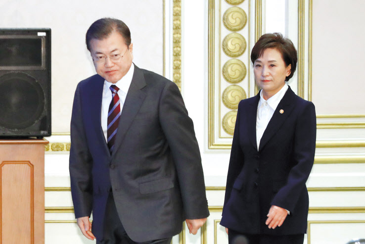 문재인 대통령은 지난 2일 오후 청와대에서 김현미 국토교통부 장관으로부터 주택시장 동향 및 대응 방안에 대해 긴급 보고를 받은 뒤 “다주택자 등 투기성 주택 보유자의 부담을 강화하라”고 지시했다. 사진은 지난 2월 27일 청와대에서 문 대통령과 김현미 국토부 장관이 업무보고에 입장하는 모습. [연합]