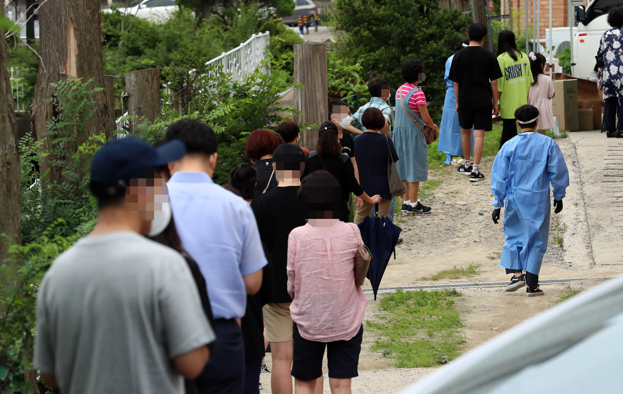 3일 오전 대전시 서구 관저동 한 교회에 설치된 선별진료소에서 교회 관련자가 신종 코로나바이러스 감염증(코로나19) 검사 순서를 기다리고 있다. [연합]