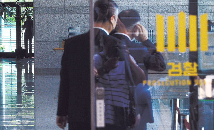 추미애 법무부 장관의 수사지휘권 수용 여부를 두고 윤석열 검찰총장이 전국 검사장들을 소집한 가운데 3일 오전 대검찰청으로 모여든 관계자들이 분주하게 움직이고 있다. 박해묵 기자