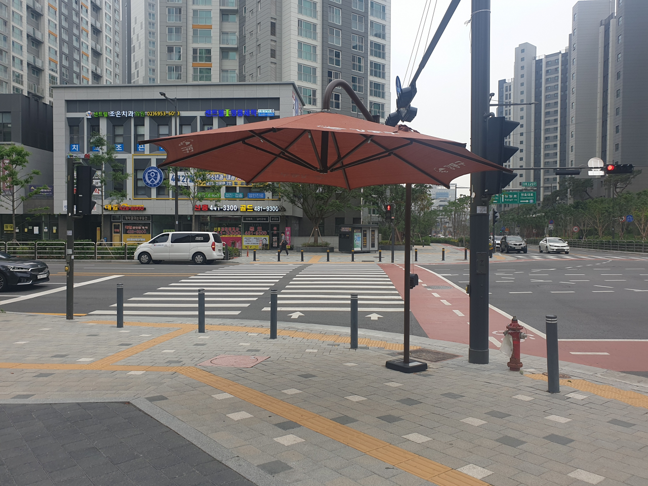 강동고등학교 입구 삼거리에 설치된 그늘막. [강동구 제공]