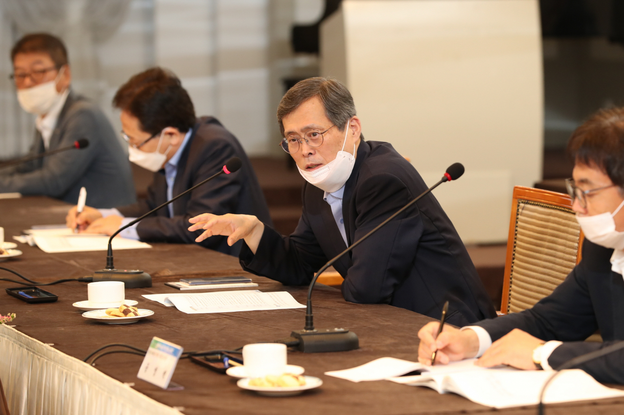 정재훈(완쪽 세번째) 한국수력원자력 사장이 3일 열린 대전 인터시티 호텔에서 열린 ‘상생·소통을 위한 원자력 유관기관 대표 간담회’에서 모두발언을 하고 있다. ［한국수력원자력 제공］