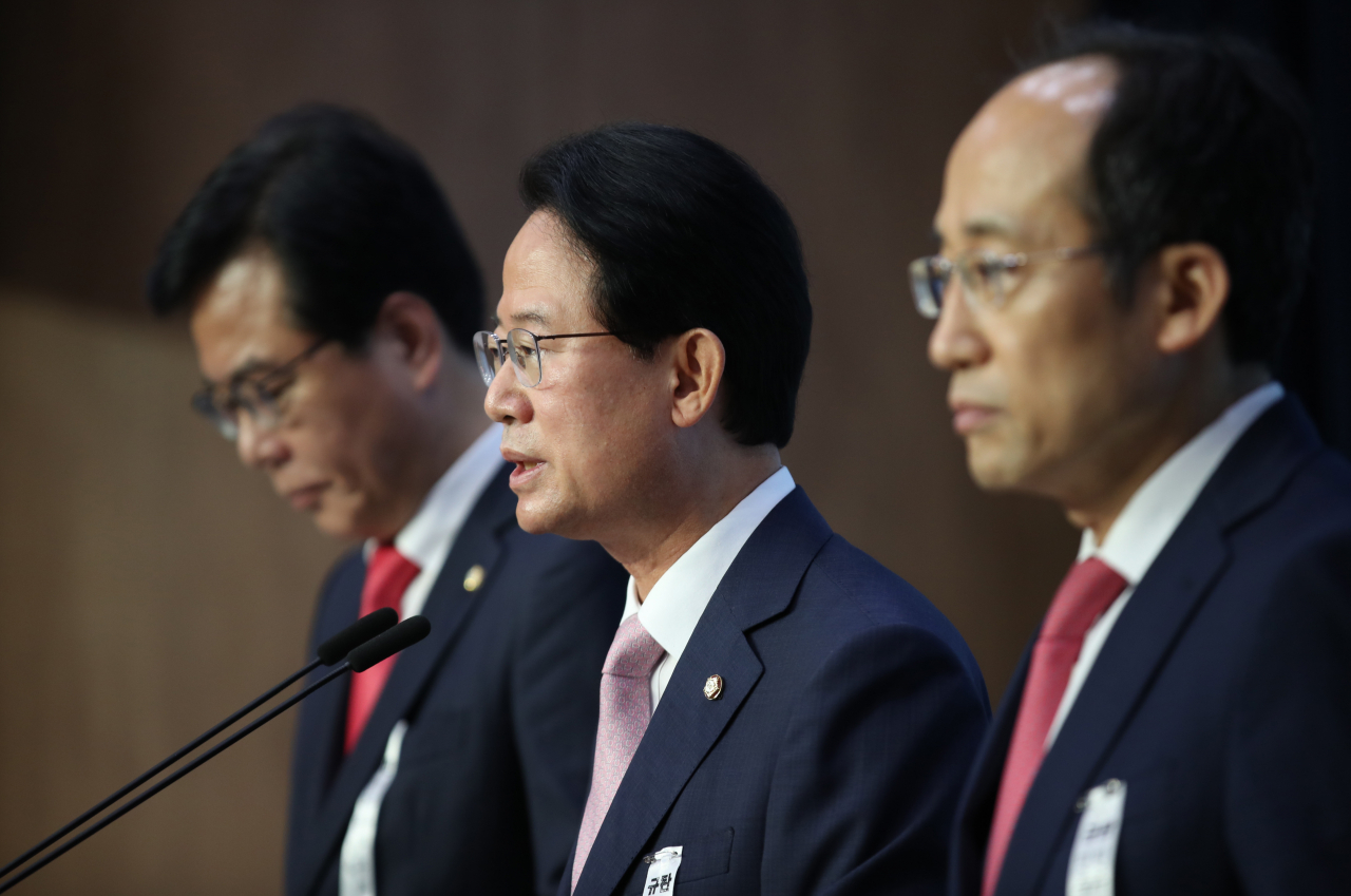 류성걸 미래통합당 의원이 3일 오전 서울 여의도 국회 소통관에서 제3차 추가경정예산안 관련 기자회견을 하고 있다. 왼쪽은 송언석, 오른쪽은 추경호 의원. [연합]