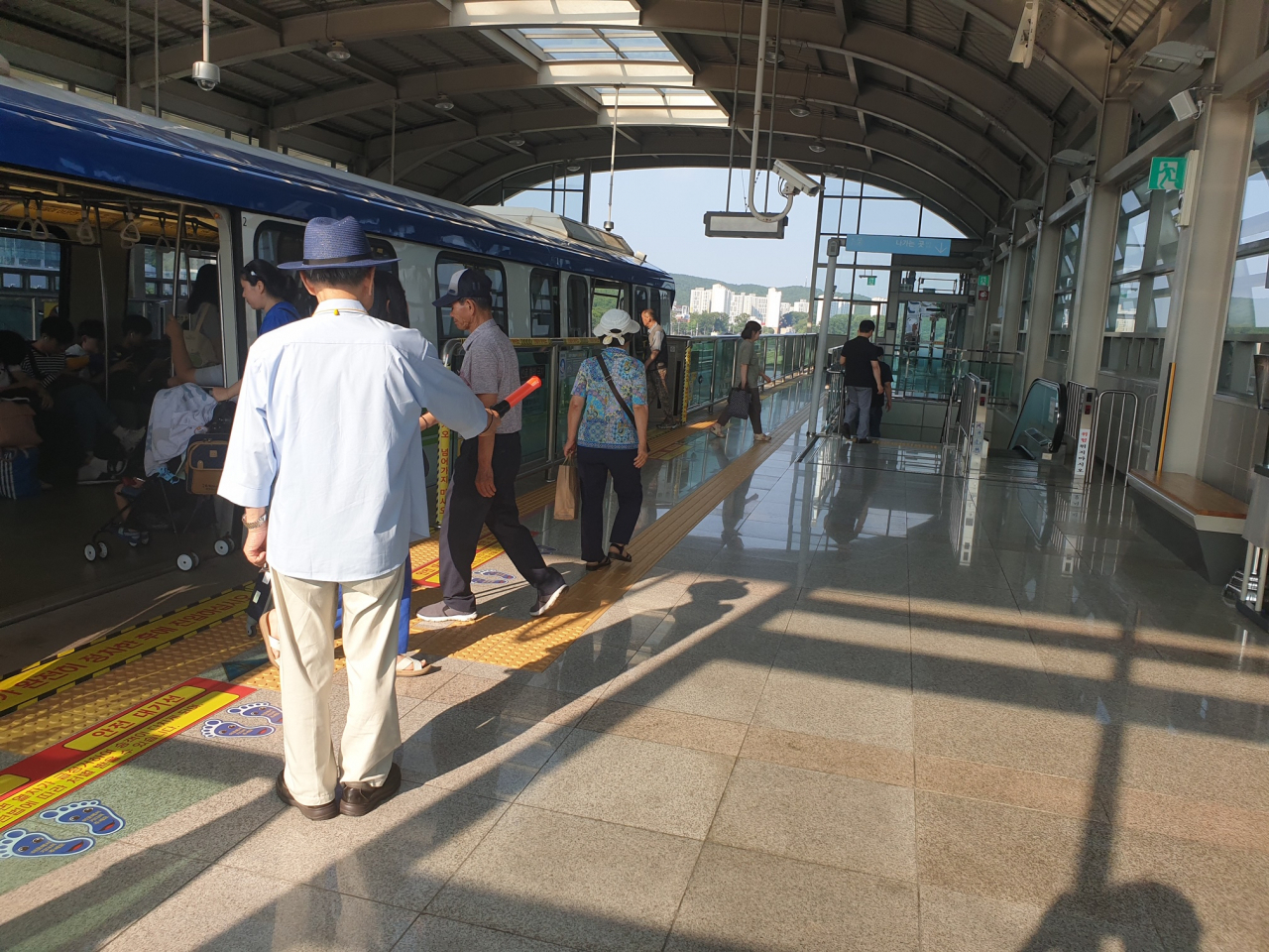 지난해 경전철 역사 노인 안전도우미. [용인시 제공]