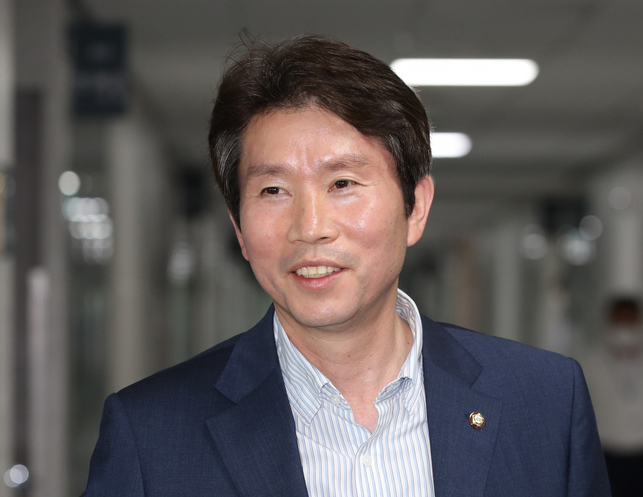 이인영 더불어민주당 의원이 3일 통일부 장관으로 내정된 뒤 밝은 표정으로 서울 여의도 국회의원회관 의원실을 나서고 있다. [연합]