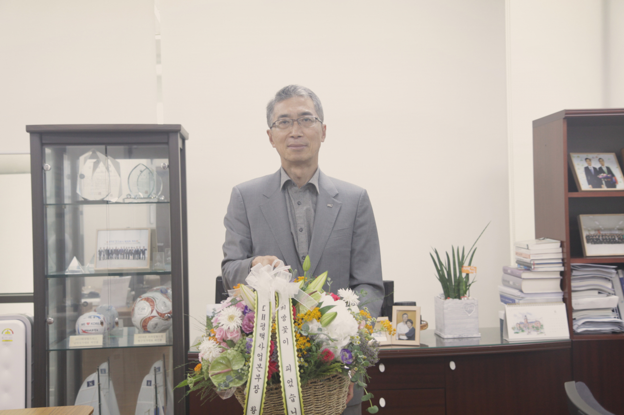 유효열 화성도시공사 사장은 ‘플라워 버킷 챌린지’에 동참했다. [화성도시공사 제공]
